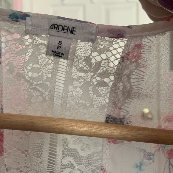 Floral Tunic With Lace Detailing and Attached Silver Necklace - Picture 3 of 6